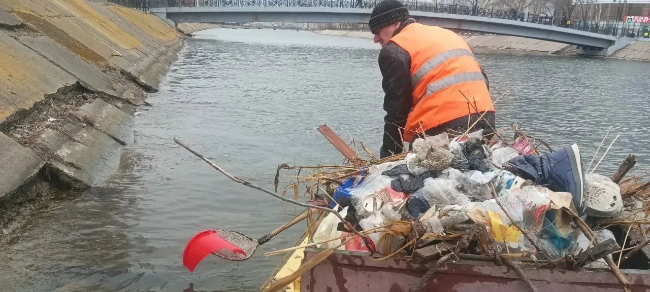 Игорь Редькин: Коммунальные службы приступили к уборке поверхности городских водоемов Игорь Редькин: Коммунальные службы приступили к уборке поверхности городских водоемов