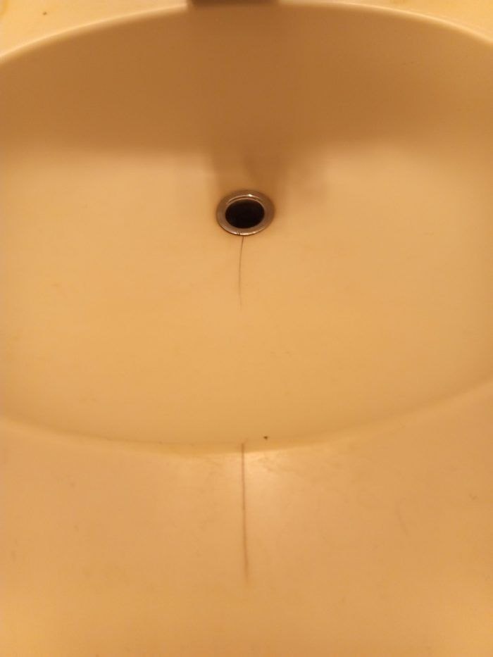 Как справиться с микротрещинами на раковине: советы и рекомендации