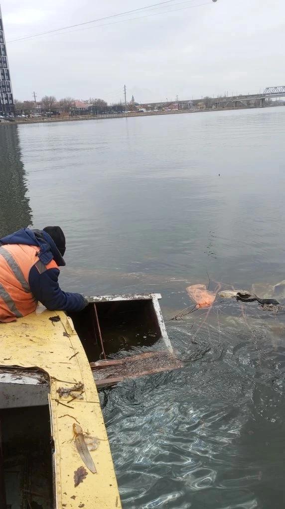 За несколько дней с акваторий реки Кутум и канала им. Варвация собрано 13,3 кубометра плавающего мусора За несколько дней с акваторий реки Кутум и канала им. Варвация собрано 13,3 кубометра плавающего мусора