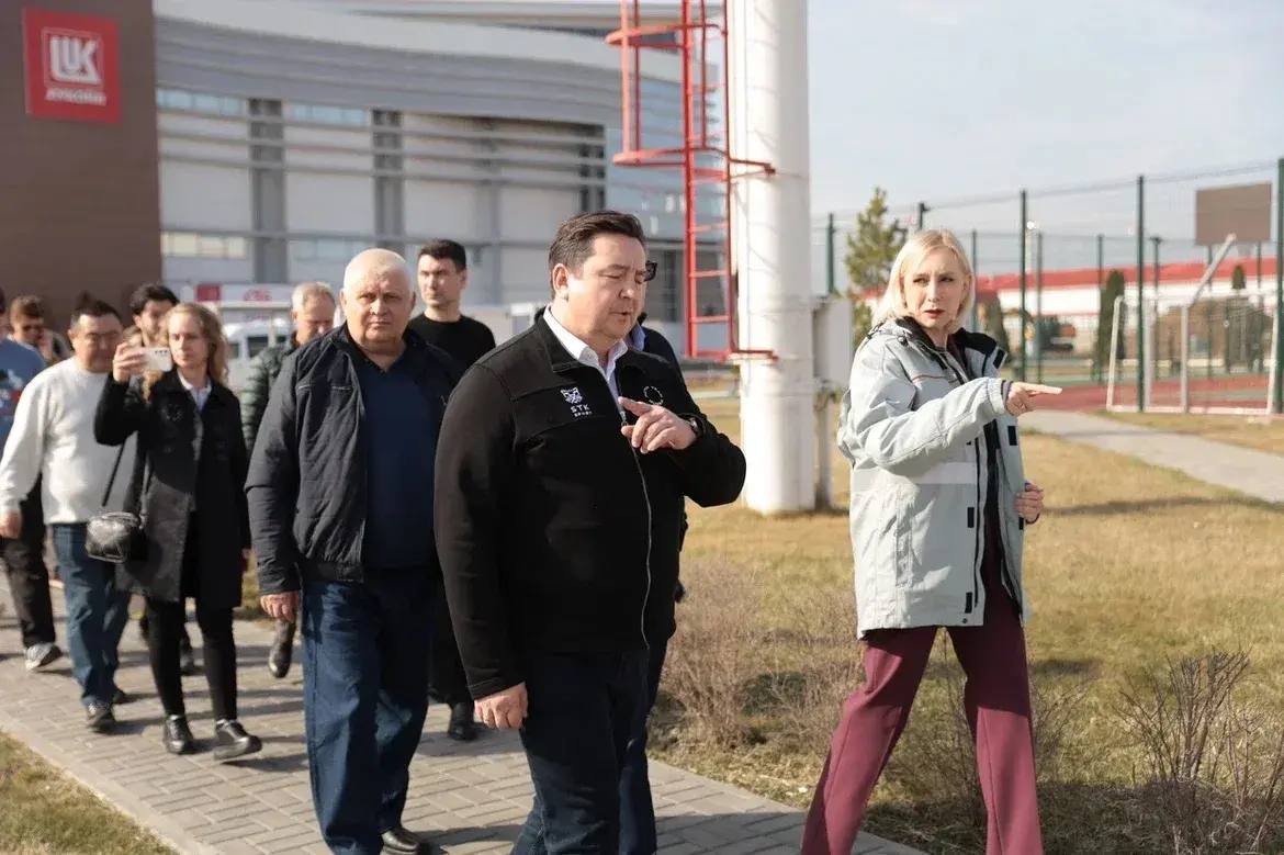 Астраханские инструкторы показали гостям региона, как действовать при аварийной посадке вертолета в море Астраханские инструкторы показали гостям региона, как действовать при аварийной посадке вертолета в море