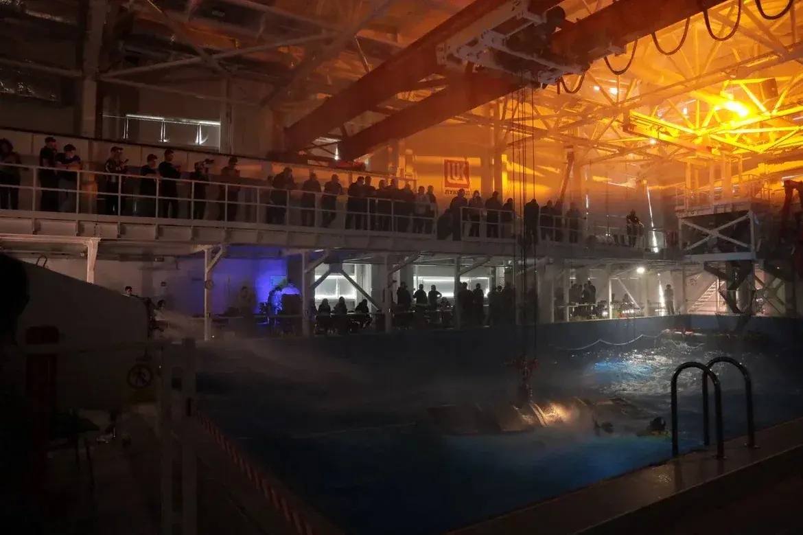 Астраханские инструкторы показали гостям региона, как действовать при аварийной посадке вертолета в море Астраханские инструкторы показали гостям региона, как действовать при аварийной посадке вертолета в море