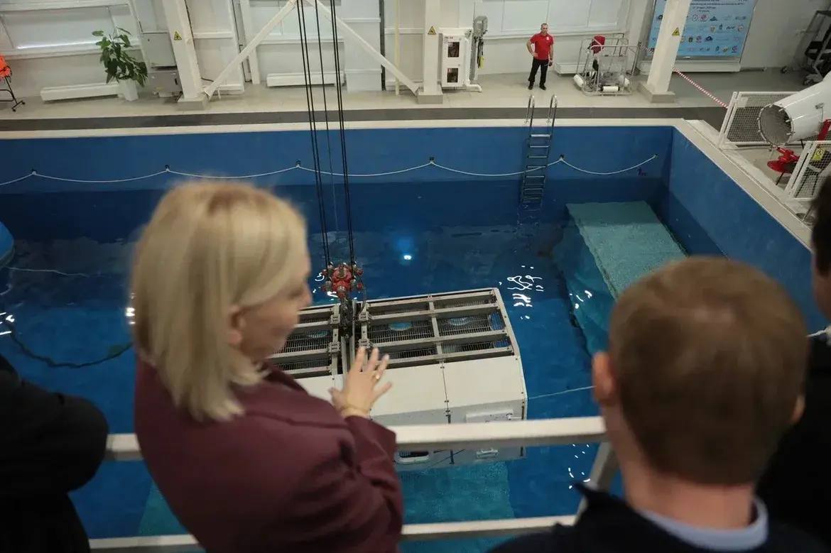 Астраханские инструкторы показали гостям региона, как действовать при аварийной посадке вертолета в море Астраханские инструкторы показали гостям региона, как действовать при аварийной посадке вертолета в море