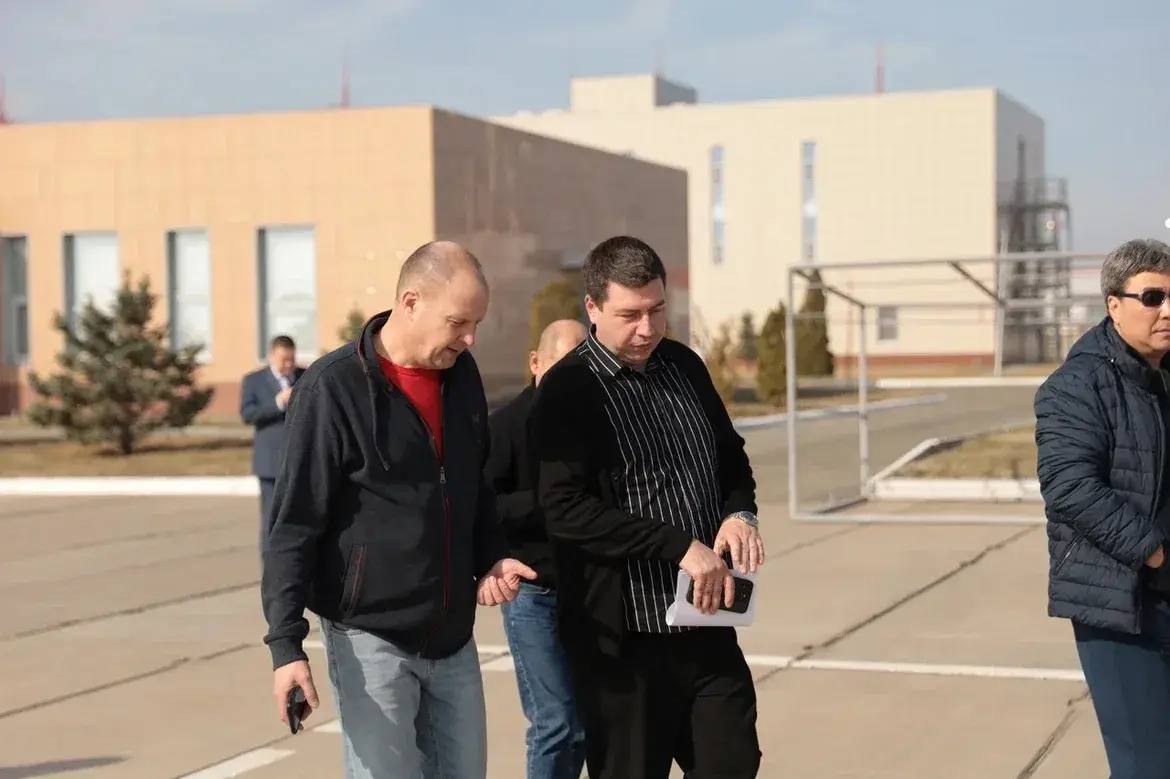 Астраханские инструкторы показали гостям региона, как действовать при аварийной посадке вертолета в море Астраханские инструкторы показали гостям региона, как действовать при аварийной посадке вертолета в море