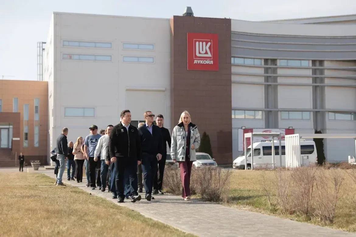 Астраханские инструкторы показали гостям региона, как действовать при аварийной посадке вертолета в море Астраханские инструкторы показали гостям региона, как действовать при аварийной посадке вертолета в море