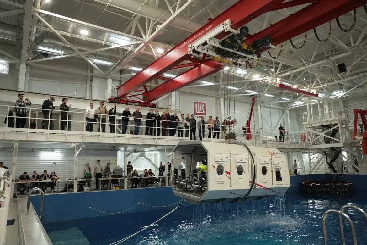 Астраханские инструкторы показали гостям региона, как действовать при аварийной посадке вертолета в море Астраханские инструкторы показали гостям региона, как действовать при аварийной посадке вертолета в море