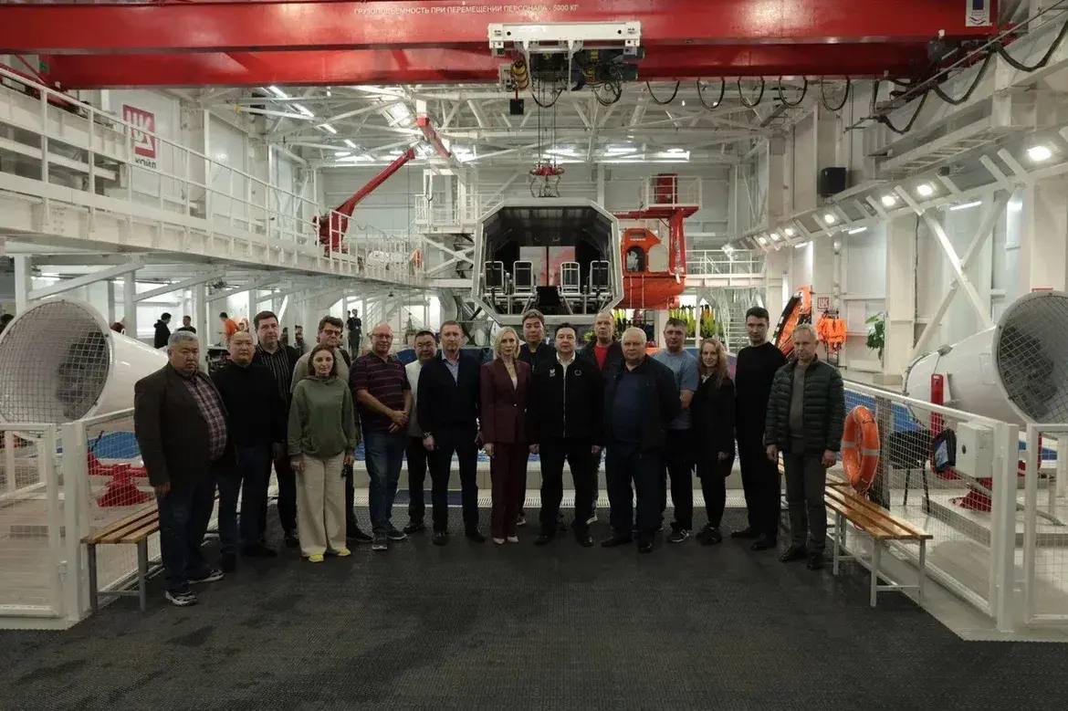 Астраханские инструкторы показали гостям региона, как действовать при аварийной посадке вертолета в море