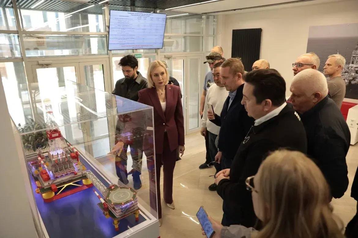 Астраханские инструкторы показали гостям региона, как действовать при аварийной посадке вертолета в море Астраханские инструкторы показали гостям региона, как действовать при аварийной посадке вертолета в море