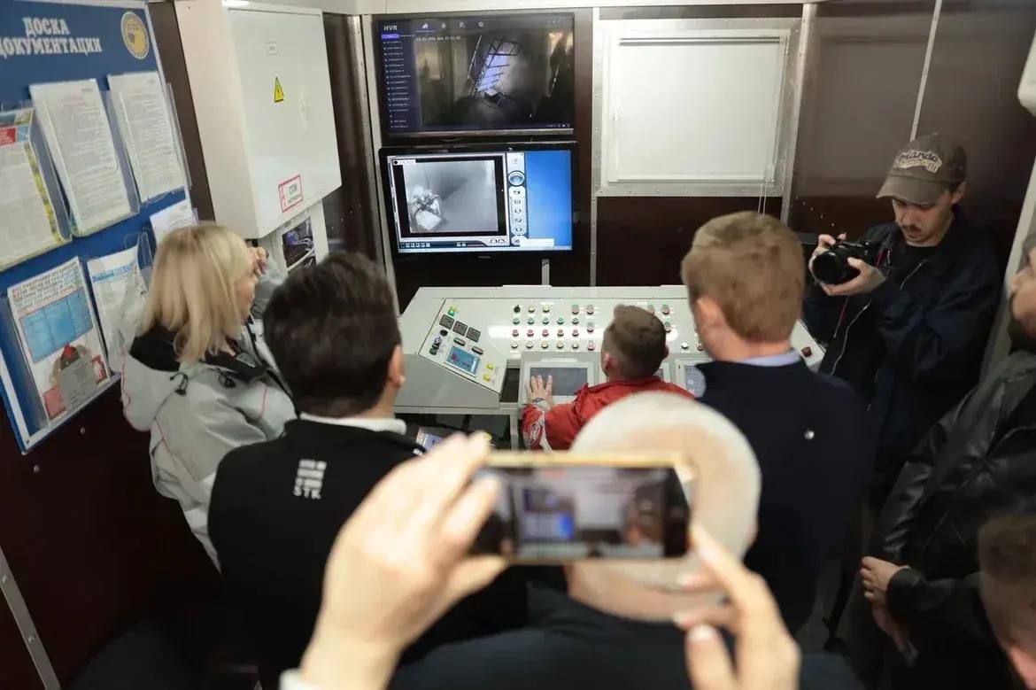 Астраханские инструкторы показали гостям региона, как действовать при аварийной посадке вертолета в море Астраханские инструкторы показали гостям региона, как действовать при аварийной посадке вертолета в море