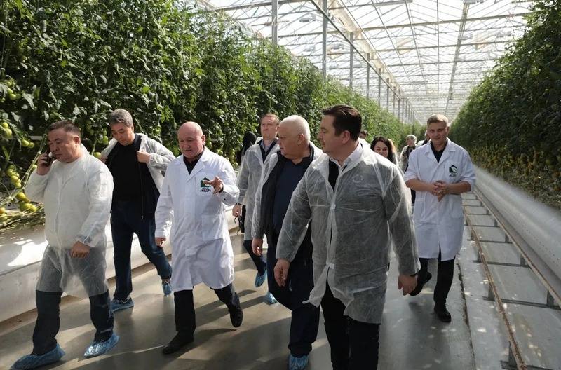 Участников форума «МАЛАЯ РОДИНА — СИЛА РОССИИ» познакомили с производством астраханских томатов