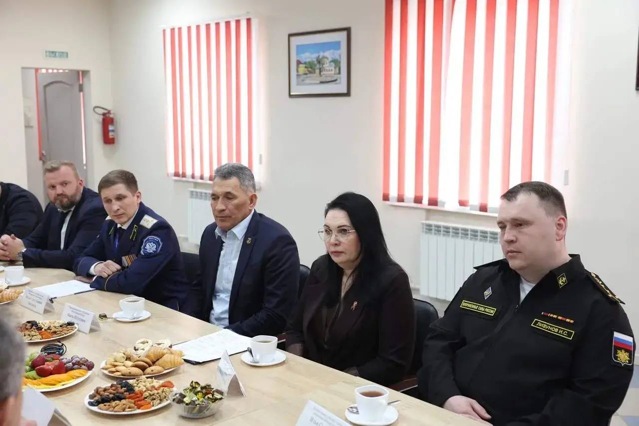 Ирина Гусева и Евгений Грачев встретились с астраханскими ветеранами СВО — кураторами регионального Фонда «Защитники Отечества» Ирина Гусева и Евгений Грачев встретились с астраханскими ветеранами СВО — кураторами регионального Фонда «Защитники Отечества»