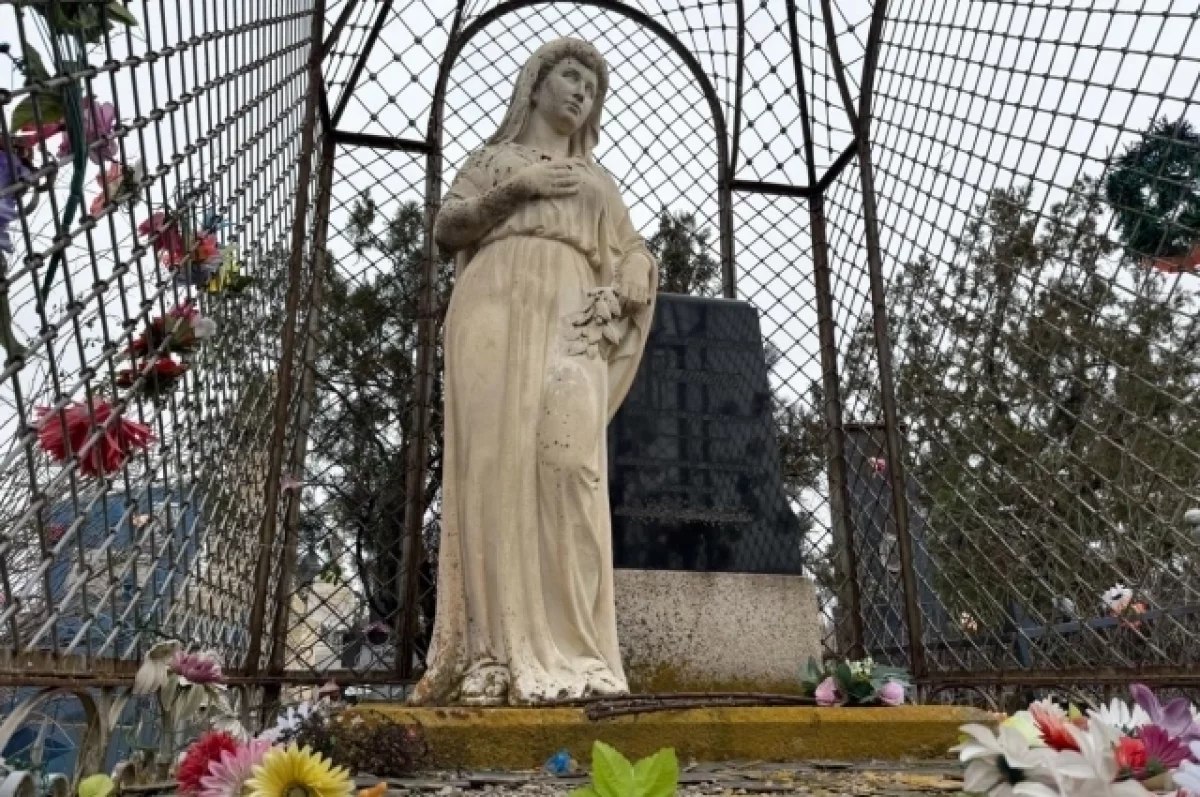 Молчит 100 лет. Почему женщины шепчут статуе Марии свои сокровенные желания