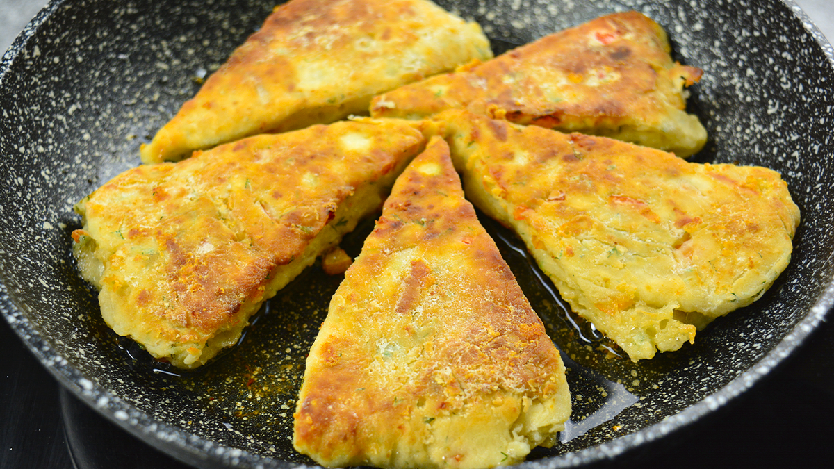 Удивительный завтрак: оригинальные лепешки с сыром и овощами