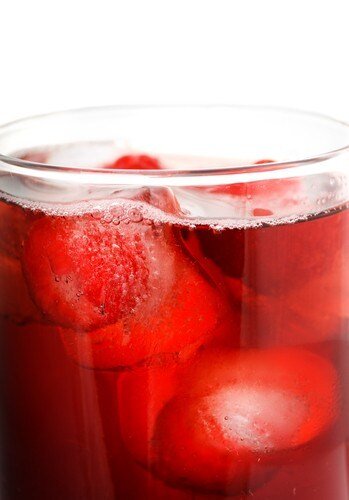 Ледяные кубики из клубники: идеальное дополнение к шампанскому