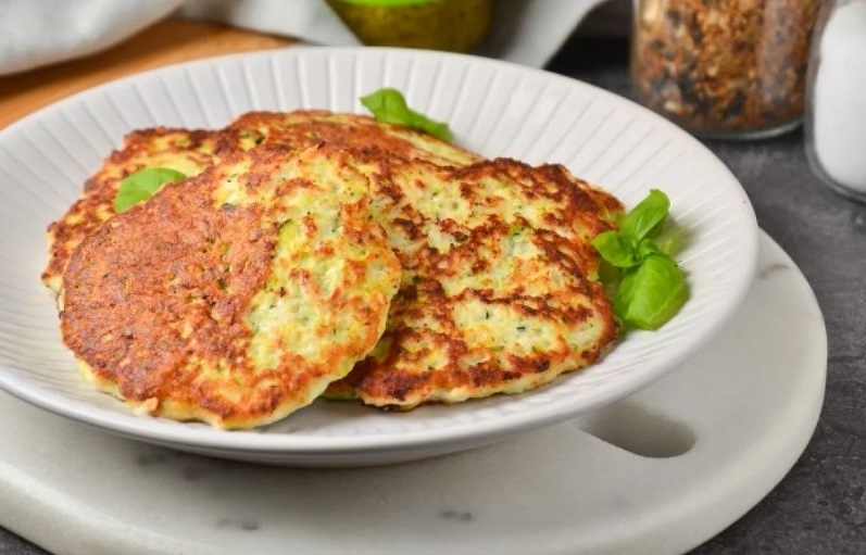 Нежные оладьи из индейки и кабачка: удивительный ужин за 30 минут