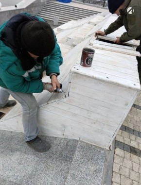 Астраханские коммунальщики восстанавливают пострадавшие от вандализма объекты