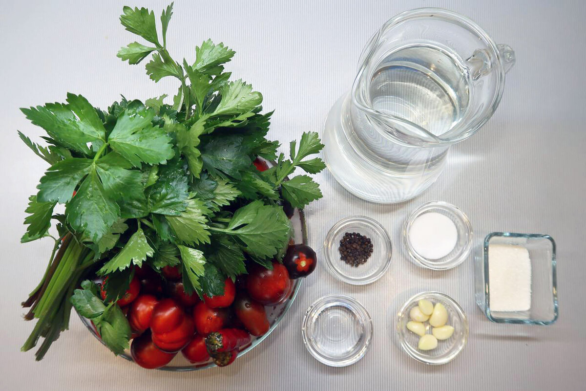 Маринованные помидоры с сельдереем на зиму