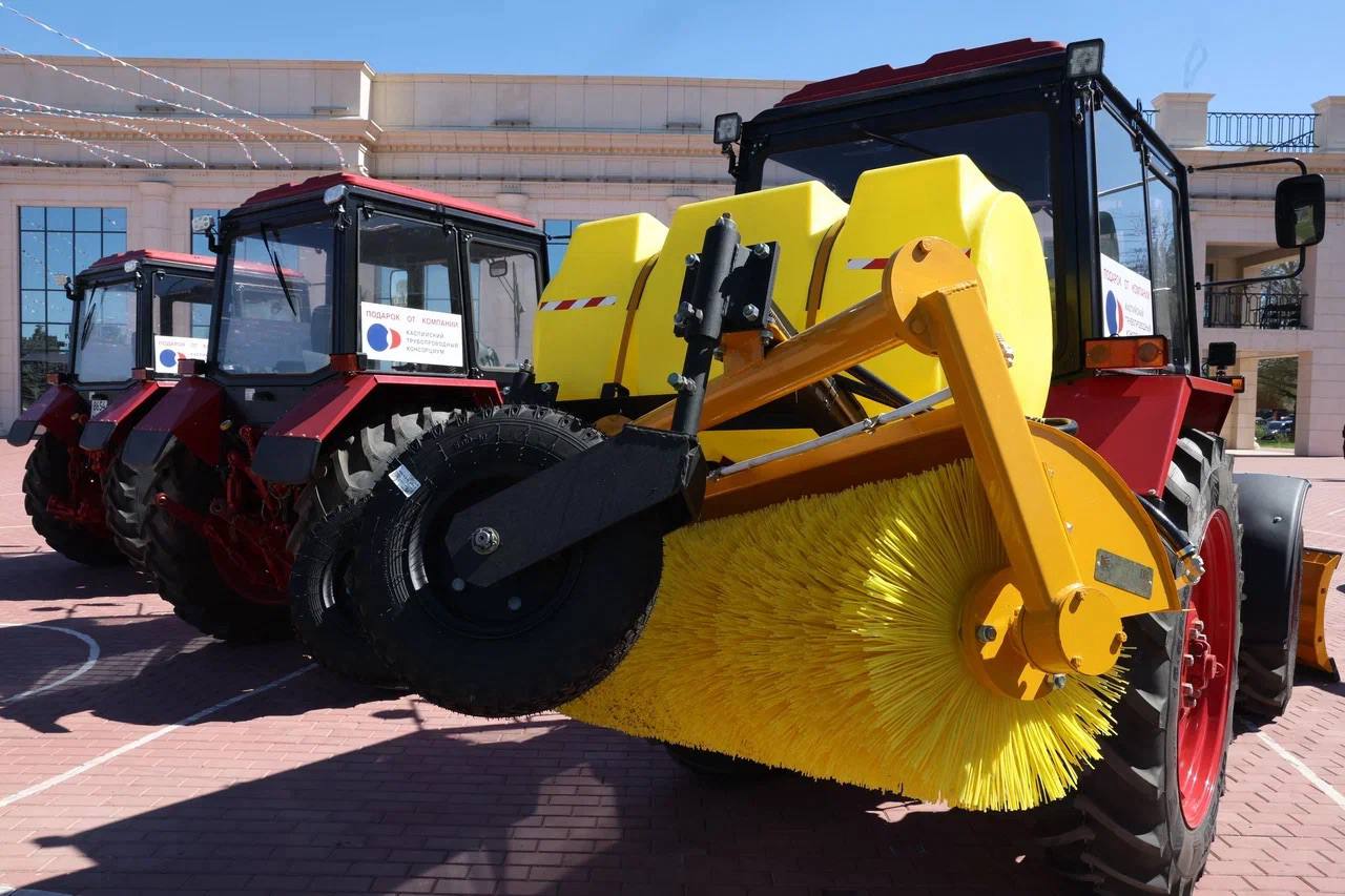 Игорь Бабушкин: Коммунальные службы и школы Енотаевского, Наримановского и Харабалинского районов получили новую технику Игорь Бабушкин: Коммунальные службы и школы Енотаевского, Наримановского и Харабалинского районов получили новую технику