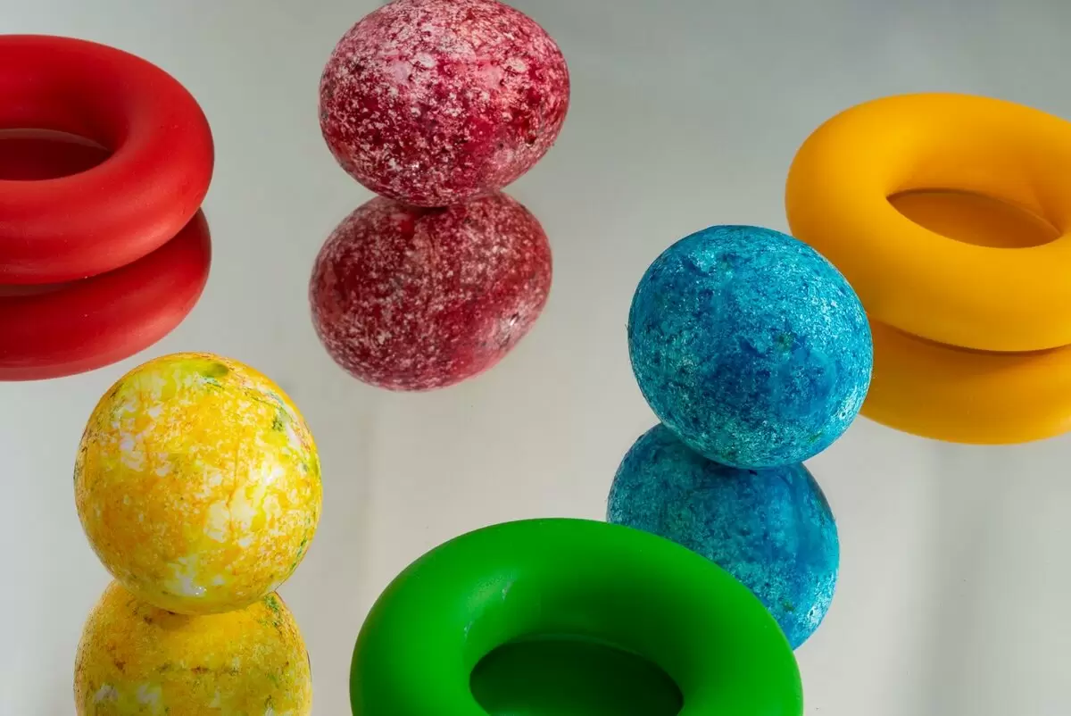 Крашеные яйца в рисе: яркая идея для праздника