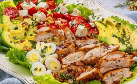 Кобб-салат: сочное наслаждение с курицей и беконом