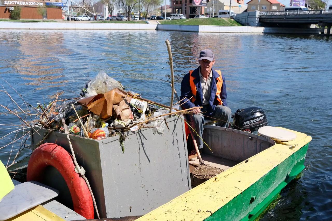 В Астрахани стартовал сезонный этап очистки акватории Лебединого озера и городских каналов В Астрахани стартовал сезонный этап очистки акватории Лебединого озера и городских каналов
