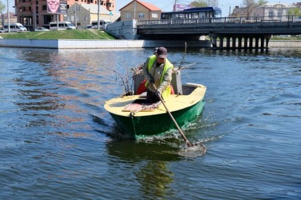 В Астрахани стартовал сезонный этап очистки акватории Лебединого озера и городских каналов