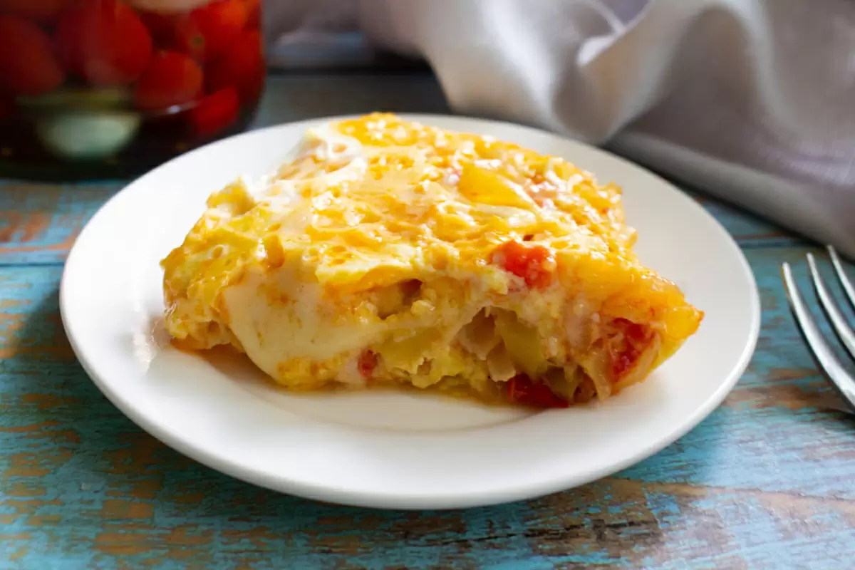 Вкусное начало дня: Омлет с овощами и сыром по-гречески