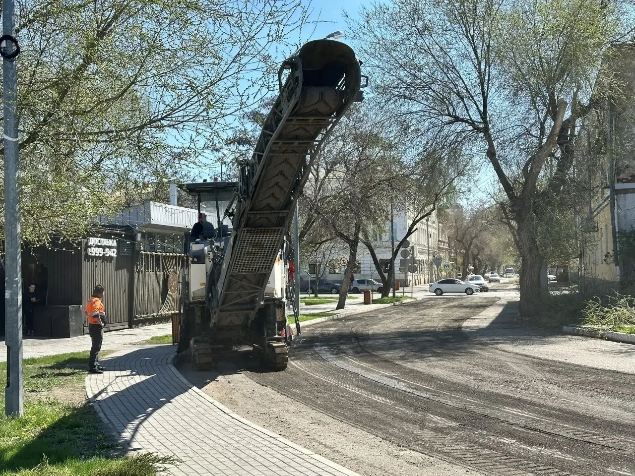 В Астрахани продолжаются дорожные работы В Астрахани продолжаются дорожные работы