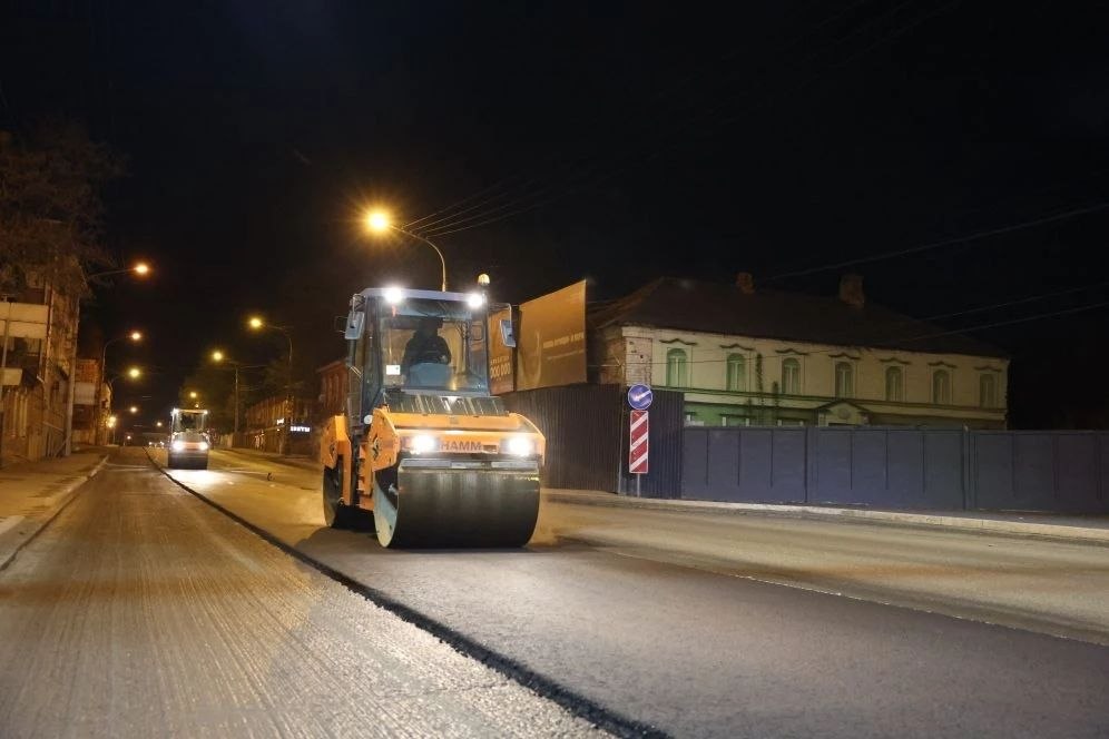 В Астрахани продолжаются дорожные работы В Астрахани продолжаются дорожные работы