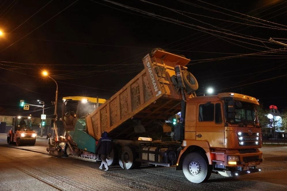 В Астрахани продолжаются дорожные работы В Астрахани продолжаются дорожные работы