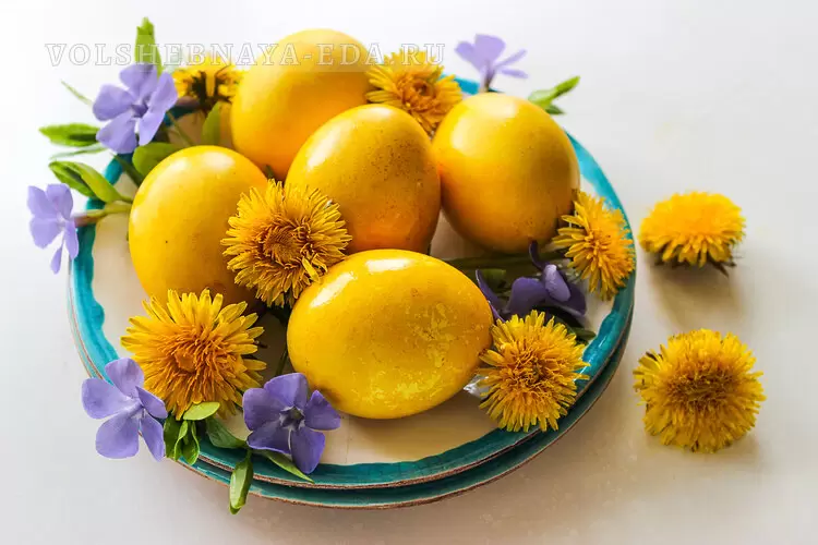 Пасхальные яйца, окрашенные куркумой