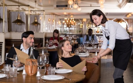 На Невском проспекте наблюдается изменение в торговой экосистеме: кафе уступают место магазину сладостей и сувениров