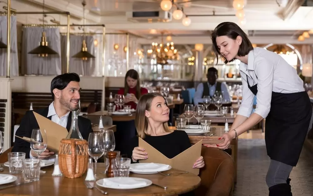 На Невском проспекте наблюдается изменение в торговой экосистеме: кафе уступают место магазину сладостей и сувениров