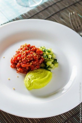 Погружение в мир тартаров: изысканный говяжий тартар с нотками авокадо и огурца