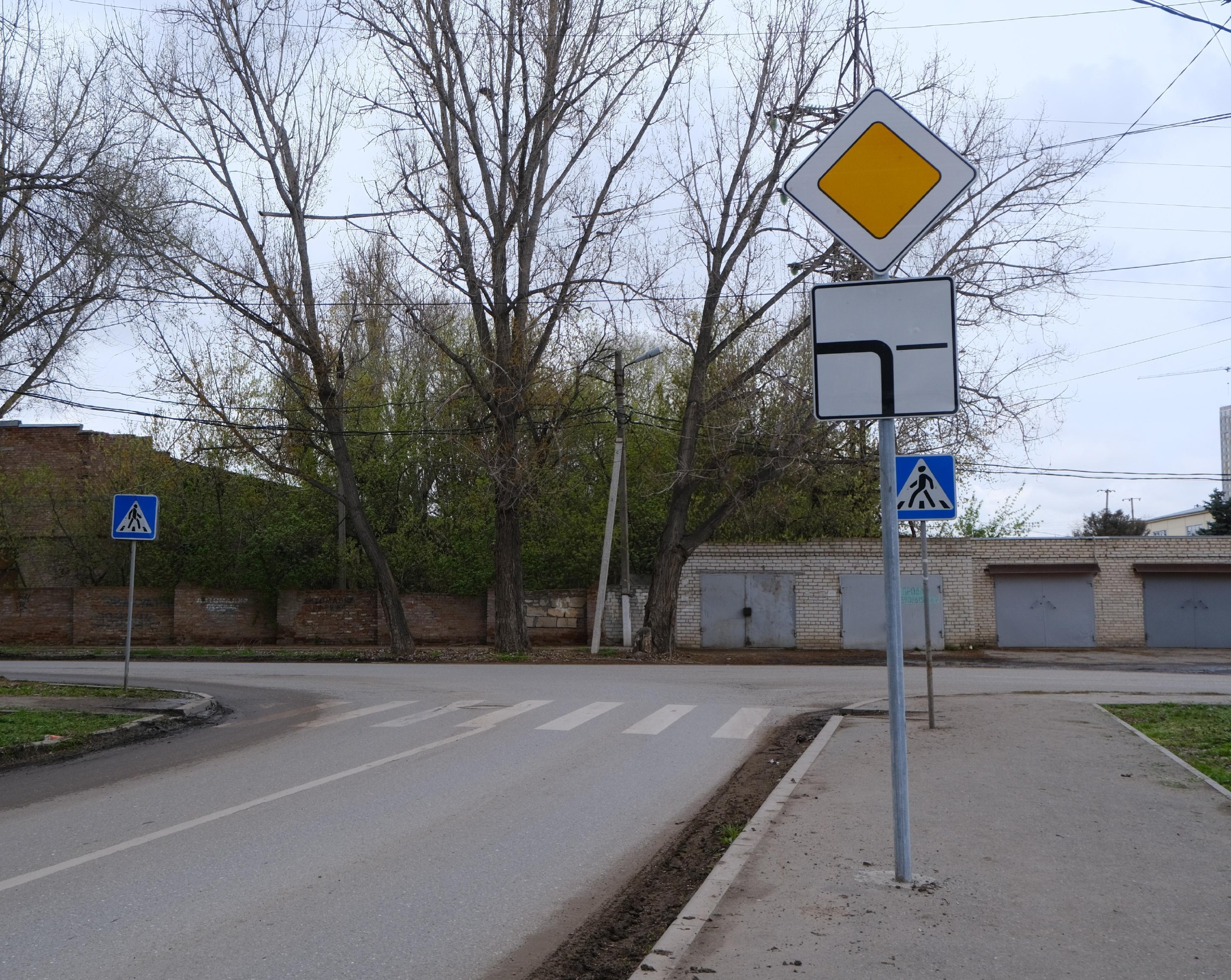 В Астрахани на 13 нерегулируемых перекрёстках установили знаки приоритета