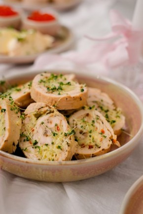 Куриный рулет – настоящий хит на любом празднике!