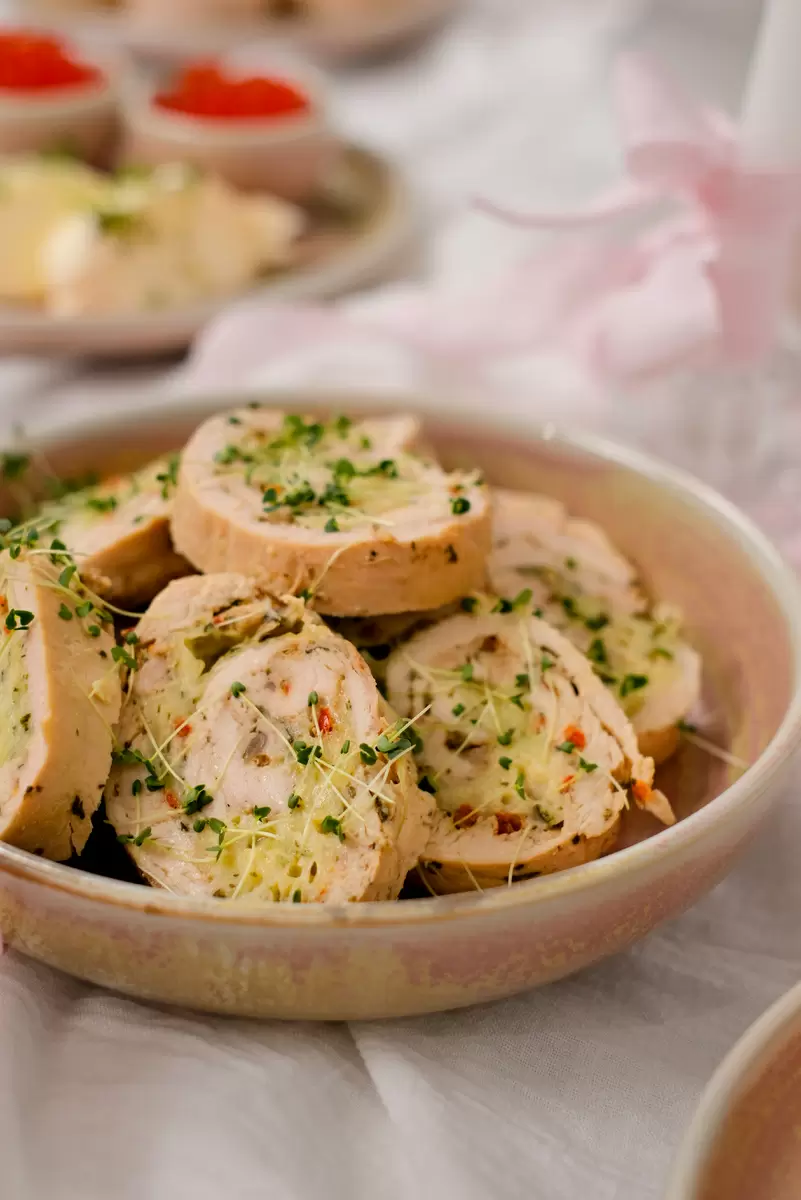 Куриный рулет – настоящий хит на любом празднике!