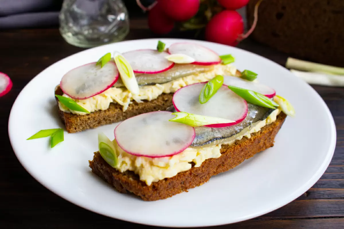 Простые бутерброды с килькой и редисом для приятного перекуса