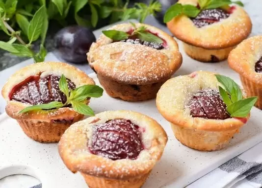 Нежные кексы с кефиром и сливами: идеальное удовольствие для сладкоежек