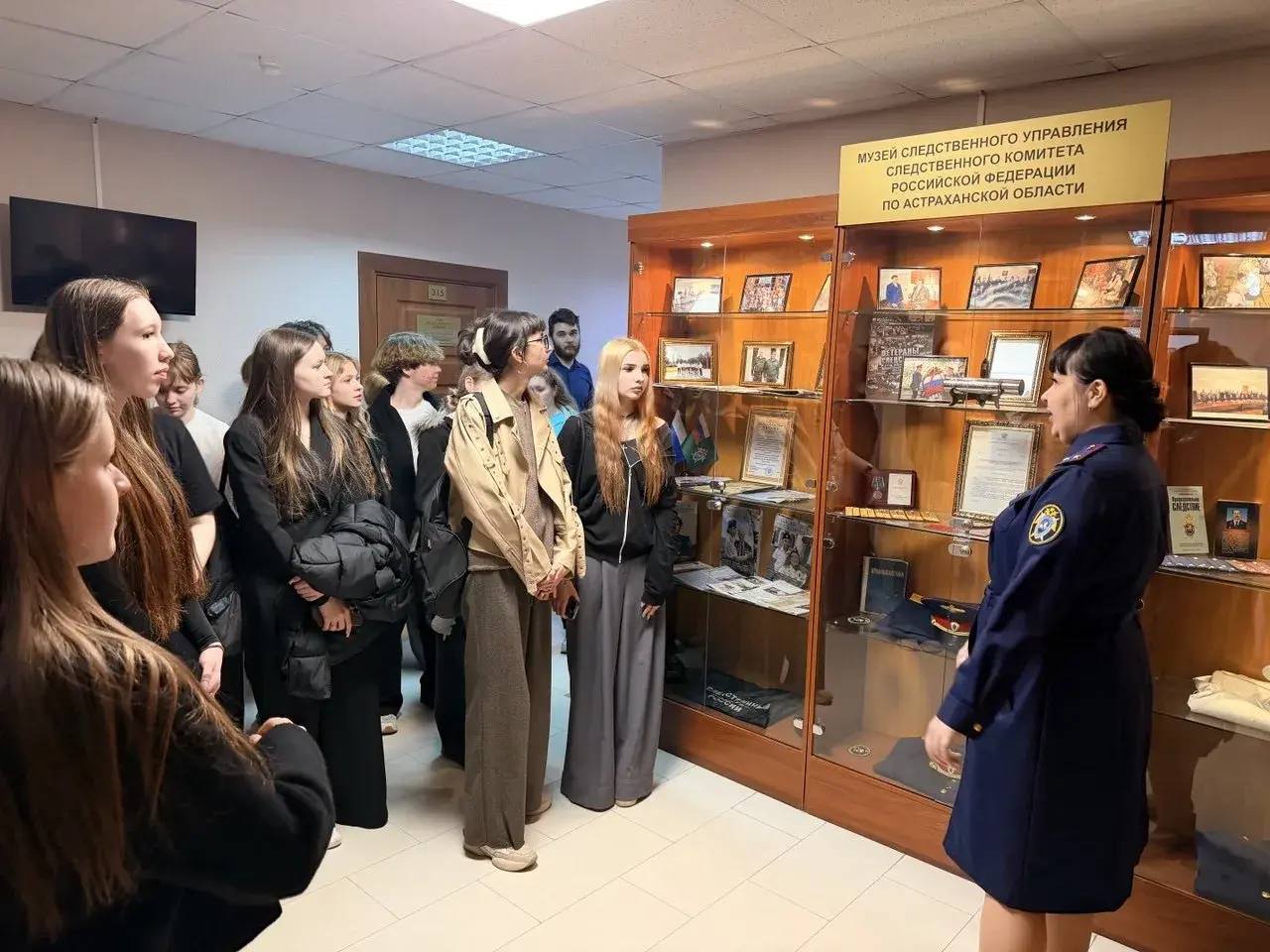 Школьники познакомились с работой следователей на экскурсии в следственном управлении СК России по Астраханской области