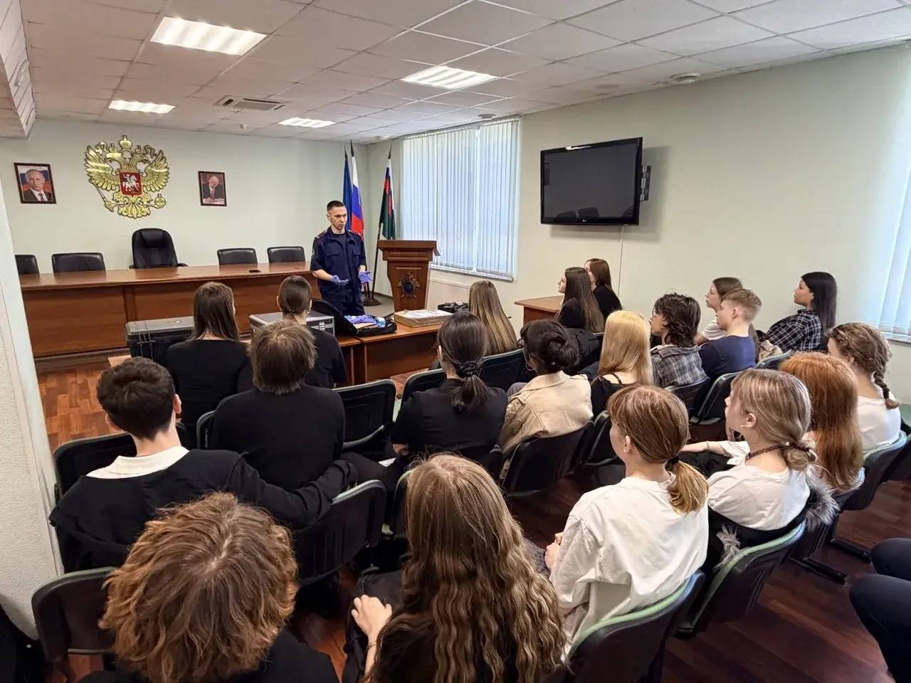 Школьники познакомились с работой следователей на экскурсии в следственном управлении СК России по Астраханской области Школьники познакомились с работой следователей на экскурсии в следственном управлении СК России по Астраханской области
