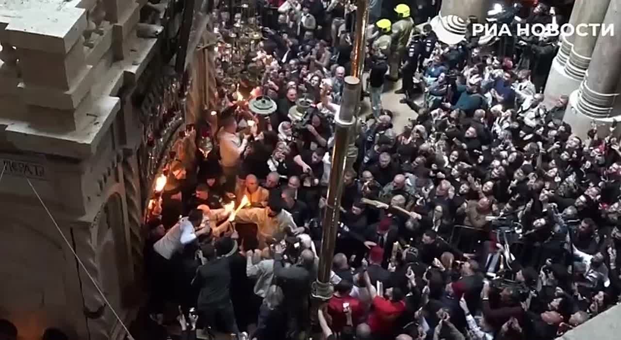 Как сообщает РИА Новости, Благодатный огонь сошёл в храме Гроба Господня в Иерусалиме