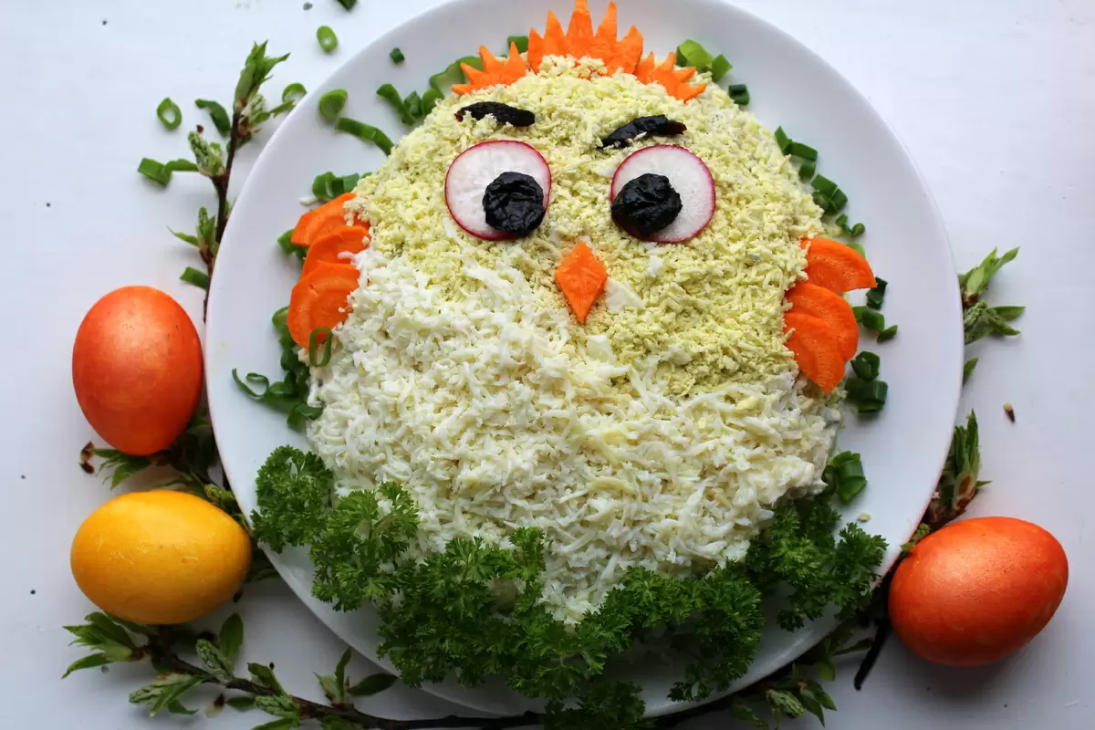 Салат «Цыпленок»: Нежный вкус с ярким оформлением для праздничного стола
