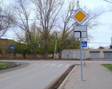 В Астрахани на 13 нерегулируемых перекрёстках появились новые знаки приоритета — теперь водителям будет проще ориентироваться, а риск ДТП снизится