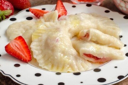 Вареники с клубникой на кефире: идеальный десерт для любого времени