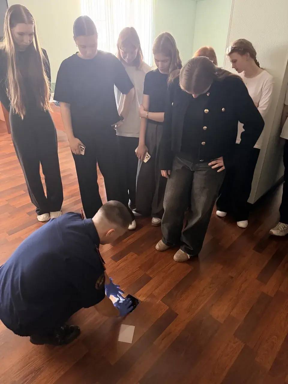 Школьники познакомились с работой следователей на экскурсии в следственном управлении СК России по Астраханской области Школьники познакомились с работой следователей на экскурсии в следственном управлении СК России по Астраханской области