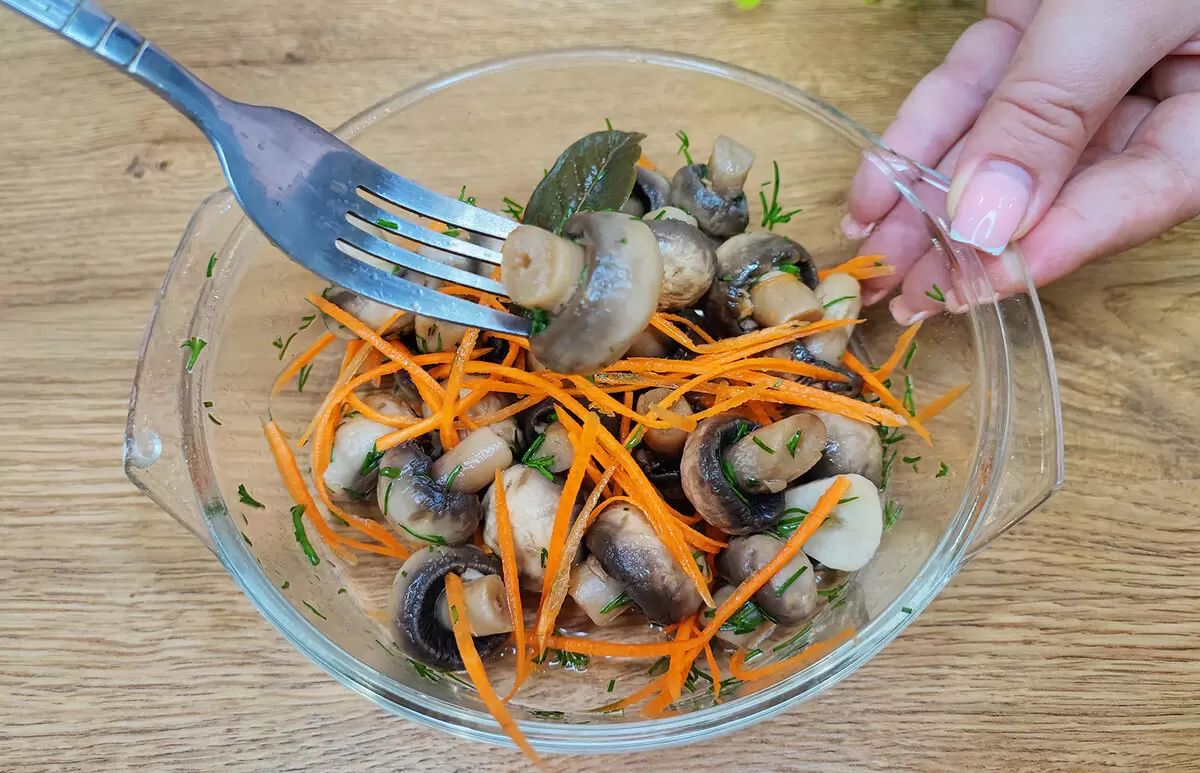 Повар из Сибири делится быстрым рецептом маринования грибов