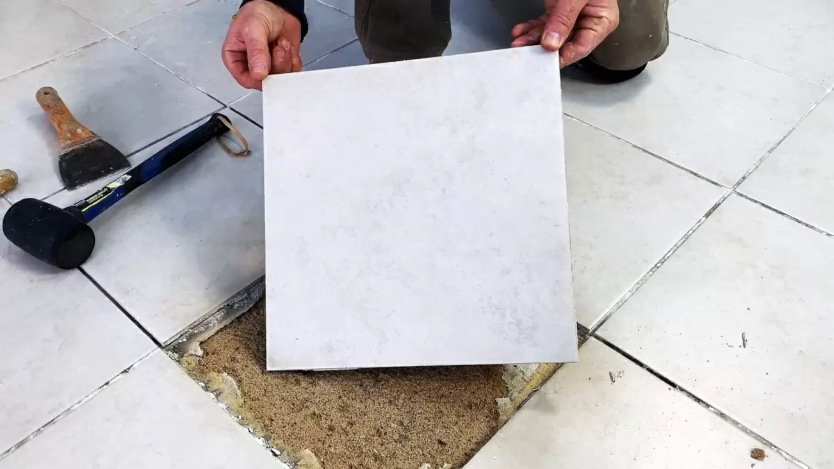 Как снять плитку с мастерством: советы по аккуратному демонтажу