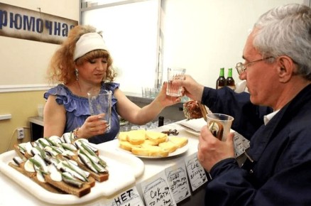 Как правильно закусывать крепкий алкоголь: неочевидные сочетания, которые вас удивят