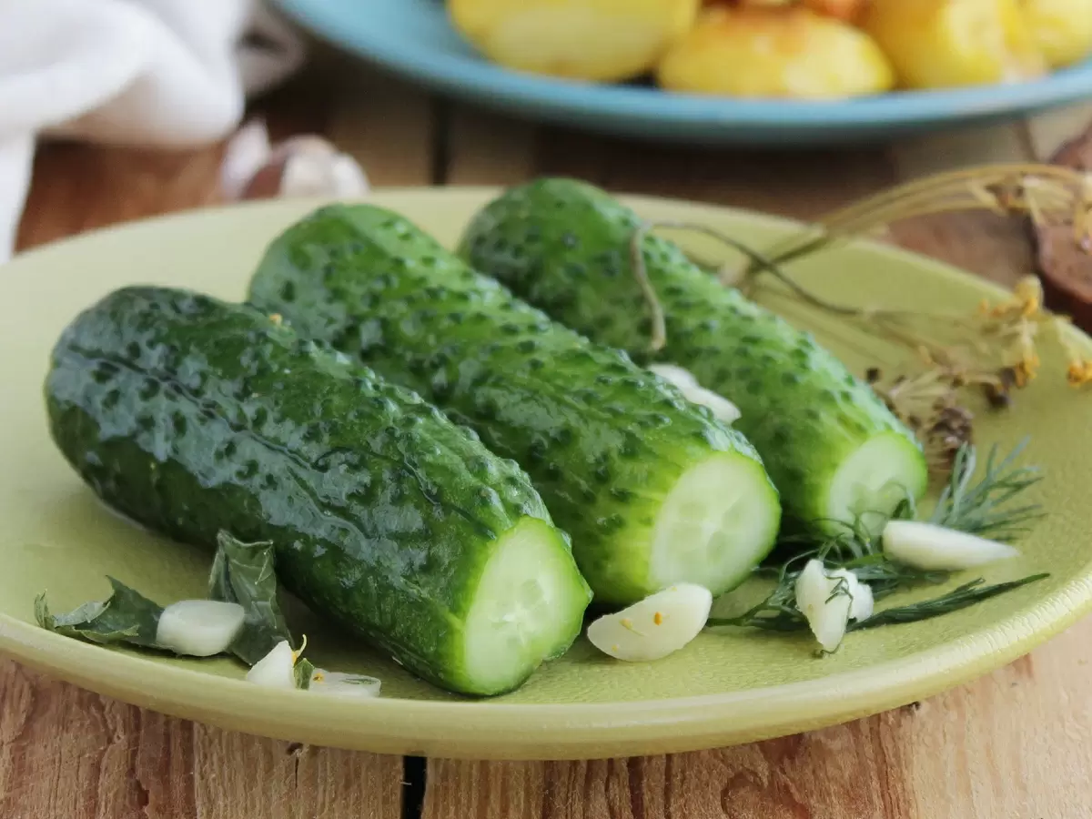 Быстрые малосольные огурцы: популярный рецепт за час без лишних хлопот