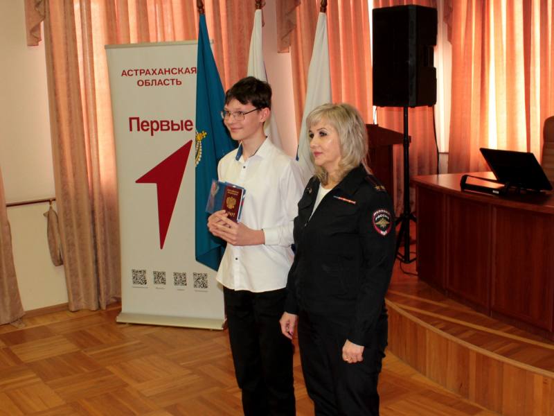 24 юных астраханца получили первые в жизни паспорта в рамках федеральной программы Движения Первых и Министерства внутренних дел Российской Федерации «Мы – граждане России!» 24 юных астраханца получили первые в жизни паспорта в рамках федеральной программы Движения Первых и Министерства внутренних дел Российской Федерации «Мы – граждане России!»